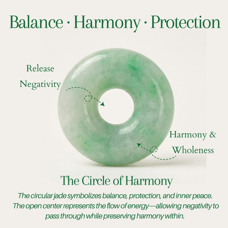 K&ouml;nnte beinhalten: Ein hellgr&uuml;ner Jade-Anh&auml;nger in Donutform mit dem Text "Balance &bull; Harmony &bull; Protection". Der Text "Release Negativity" und "Harmony & Wholeness" sind ebenfalls vorhanden. Der Text "The Circle of Harmony" befindet sich darunter.