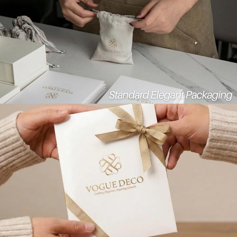 K&ouml;nnte beinhalten: Elegante Verpackung mit wei&szlig;en Schachteln und Karten mit goldenen Akzenten. Ein kleiner beiger Kordelzugbeutel und eine Geschenkbox mit goldener Schleife sind ebenfalls abgebildet. Der Text "VOGUE DECO" ist auf der Verpackung zu sehen.
