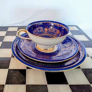 Elegantes Bavaria Johann Seltmann Vohenstrauß 3-er Gedeck Set– Tasse, Untertasse und Teller mit tiefblauer und goldener Verzierung Vintage