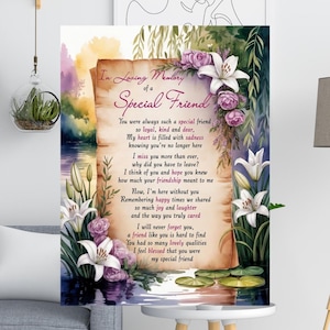 Może przedstawiać: Oprawiony wydruk z tekstem "In Loving Memory of a Special Friend". Grafika przedstawia akwarelową scenę z liliami, fioletowymi kwiatami i stawem. Słowa są w czcionce skryptowej.