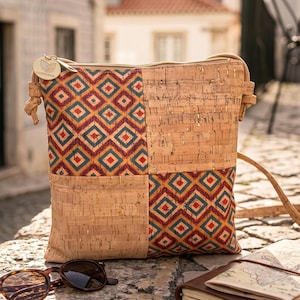 Wegańska torebka typu crossbody z korka Mariza | Geometryczna torebka typu crossbody z naturalnego korka | Zrównoważona mała torebka z korka | CORJAYA