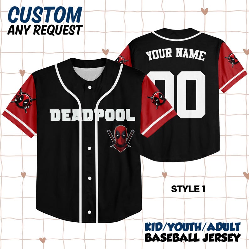 Op de afbeelding: Zwart baseballshirt met rode mouwen en witte details. De voorkant toont "DEADPOOL" en een Deadpool-logo. De achterkant heeft "YOUR NAME" en het nummer "20". Verkrijgbaar in kinder-, jeugd- en volwassen maten.