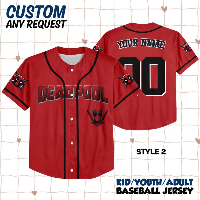 Op de afbeelding: Rood honkbalshirt met zwarte details, met het woord "DEADPOOL" op de borst en een Deadpool-logo. De achterkant heeft het nummer "20" en ruimte voor een naam. Honkbalshirt voor kinderen, jeugd of volwassenen.