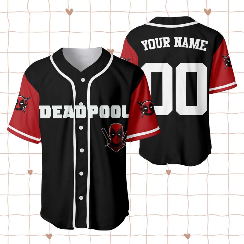 Op de afbeelding: Zwart honkbalshirt met rode mouwen en witte accenten. De voorkant toont het woord "DEADPOOL" in witte blokletters, een Deadpool-logo en een knoopsluiting. De achterkant toont "YOUR NAME" boven het nummer "00" in wit.