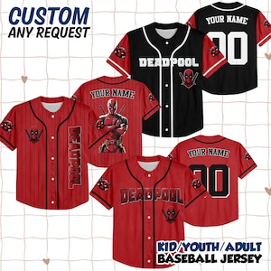 Op de afbeelding: Rode en zwarte honkbalshirts met "Deadpool" en "Your Name" aanpassingsopties. De shirts tonen het Deadpool-logo en karakterkunst. De tekst op de afbeelding luidt "Custom Any Request" en "Kid/Youth/Adult Baseball Jersey."