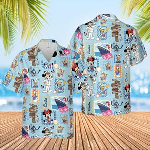 Op de afbeelding: Lichtblauw overhemd met knopen en een herhaald patroon van Disney-personages, waaronder Mickey Mouse, Minnie Mouse en Donald Duck. Het shirt heeft cruise- en nautische elementen.