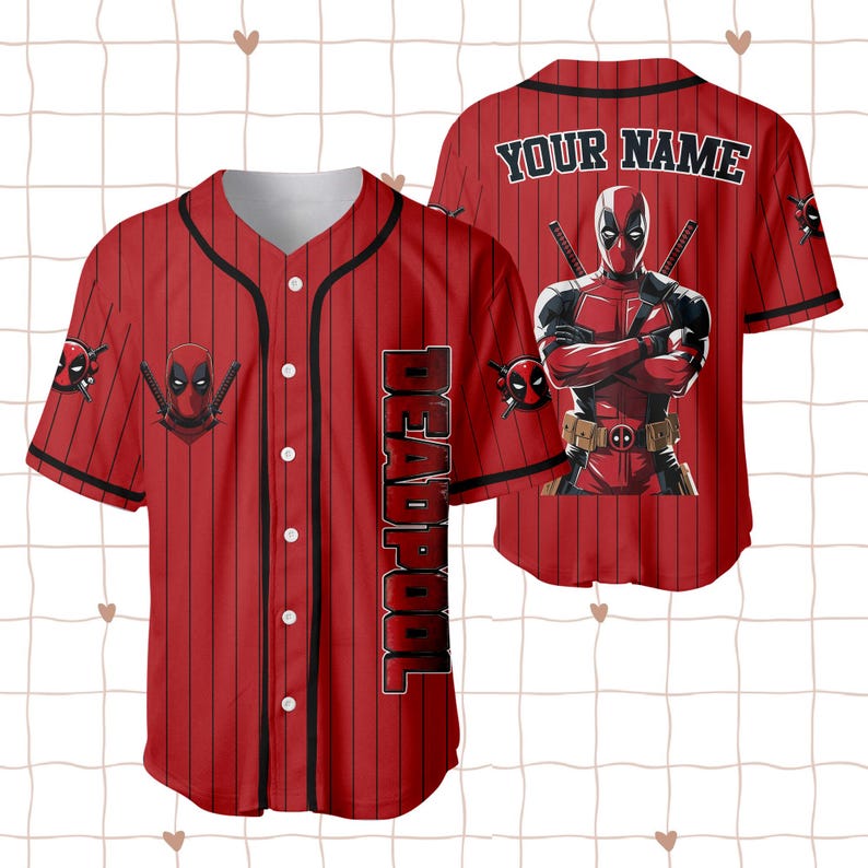 Op de afbeelding: Rood honkbalshirt met zwarte krijtstrepen, met Deadpool-graphics. De voorkant toont het Deadpool-logo en het woord "DEADPOOL" verticaal. De achterkant heeft een grote Deadpool-afbeelding en de tekst "YOUR NAME".