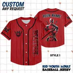 Op de afbeelding: Rood honkbalshirt met zwarte krijtstrepen en een Deadpool-afbeelding. Het shirt heeft de tekst "DEADPOOL" verticaal op de voorkant en "YOUR NAME" op de achterkant. Verkrijgbaar in kinder-, jeugd- en volwassen maten.