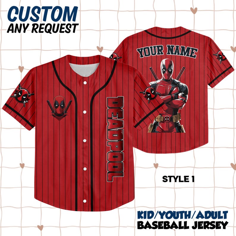 Op de afbeelding: Rood honkbalshirt met zwarte krijtstrepen en een Deadpool-afbeelding. Het shirt heeft de tekst "DEADPOOL" verticaal op de voorkant en "YOUR NAME" op de achterkant. Verkrijgbaar in kinder-, jeugd- en volwassen maten.