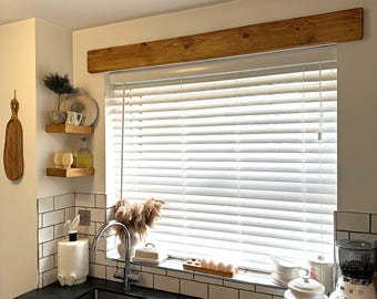 Manteau de cheminée en pin rustique avec poutres : linteau de fenêtre en bois massif, décoration de ferme