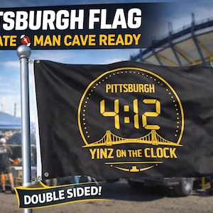Puede incluir: Bandera negra con letras doradas y un contorno dorado de una esfera de reloj, el texto dice "PITTSBURGH 4:12 YINZ ON THE CLOCK". La bandera es de doble cara y se muestra al aire libre. La pancarta superior dice "PITTSBURGH FLAG TAILGATE MAN CAVE READY".
