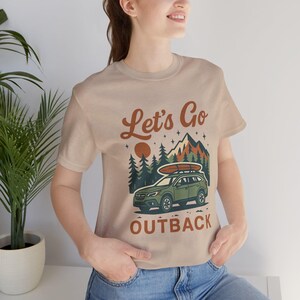 Camiseta Lets Go Outback - Camiseta retro de aventura para hombres y mujeres amantes de la naturaleza - Camiseta de senderismo Subaru Outback - Regalo ideal para viajes de camping y carretera imagen 17