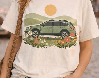 Camiseta Subaru Outback con flores silvestres, camiseta con estampado floral de Subaru, camiseta de coche para aventuras al aire libre, regalo para amantes de la naturaleza en Spring Meadow