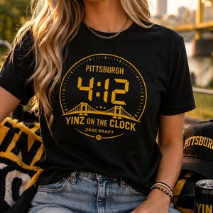 Maillot Pittsburgh Draft T-shirt Yinz on The Clock, maillot de football 412, maillot Steel City Draft 2026, t-shirt Pittsburgh Game Day, cadeau de fan Yinzer