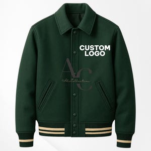 Puede incluir: Chaqueta universitaria verde oscuro con cierre de botones, dos bolsillos delanteros y cuello y puños acanalados. El texto "CUSTOM LOGO" está en blanco en el pecho. Los puños y el dobladillo tienen rayas doradas.