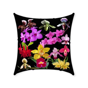 Pode incluir: Uma almofada preta com um padr&atilde;o colorido de v&aacute;rias orqu&iacute;deas. As orqu&iacute;deas s&atilde;o em tons de rosa, roxo, amarelo, vermelho e branco.