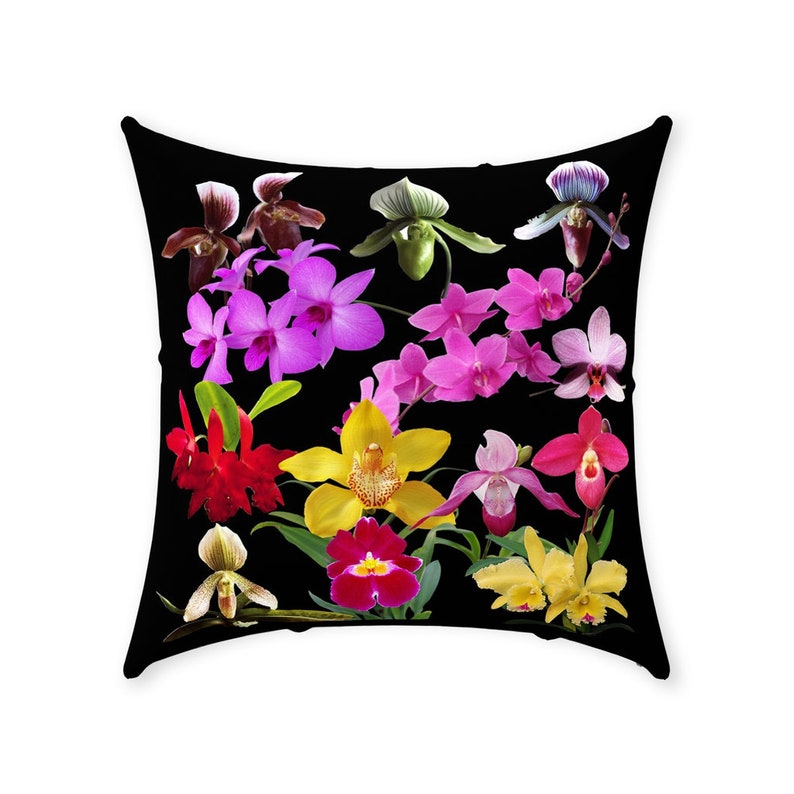 Pode incluir: Uma almofada preta com um padr&atilde;o colorido de v&aacute;rias orqu&iacute;deas. As orqu&iacute;deas s&atilde;o em tons de rosa, roxo, amarelo, vermelho e branco.