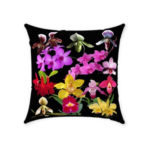 Pode incluir: Uma almofada preta com um padr&atilde;o colorido de v&aacute;rias orqu&iacute;deas. As orqu&iacute;deas s&atilde;o em tons de rosa, roxo, amarelo, vermelho e branco. A almofada &eacute; uma &oacute;tima maneira de adicionar um toque de natureza &agrave; decora&ccedil;&atilde;o da sua casa.