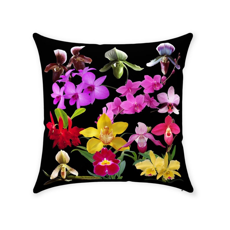 Pode incluir: Uma almofada preta com um padr&atilde;o colorido de v&aacute;rias orqu&iacute;deas. As orqu&iacute;deas s&atilde;o em tons de rosa, roxo, vermelho, amarelo e branco. A almofada &eacute; uma &oacute;tima maneira de adicionar um toque de natureza &agrave; decora&ccedil;&atilde;o da sua casa.