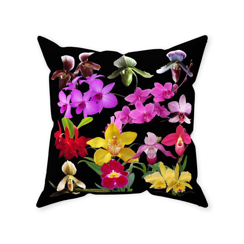 Pode incluir: Uma almofada preta com um padr&atilde;o colorido de v&aacute;rias orqu&iacute;deas. As orqu&iacute;deas s&atilde;o em tons de rosa, roxo, amarelo, vermelho e branco. A almofada &eacute; uma &oacute;tima maneira de adicionar um toque de natureza &agrave; decora&ccedil;&atilde;o da sua casa.