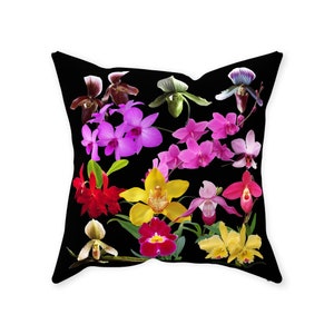 Pode incluir: Uma almofada preta com um padr&atilde;o colorido de v&aacute;rias orqu&iacute;deas. As orqu&iacute;deas s&atilde;o em tons de rosa, roxo, amarelo, vermelho e branco.