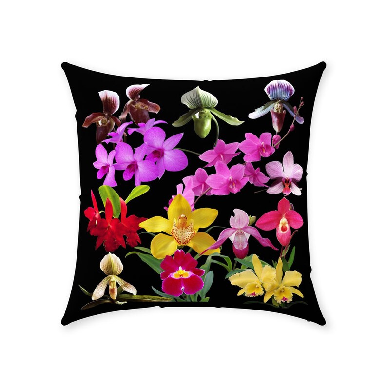 Pode incluir: Uma almofada preta com um padr&atilde;o colorido de v&aacute;rias orqu&iacute;deas. As orqu&iacute;deas s&atilde;o em tons de rosa, roxo, vermelho, amarelo e branco. A almofada &eacute; uma &oacute;tima maneira de adicionar um toque de natureza &agrave; decora&ccedil;&atilde;o da sua casa.