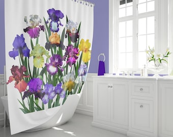 Könnte beinhalten: Weißer Duschvorhang mit einem lebendigen Blumendesign aus bunten Irisblüten in Lila, Gelb und Rot. Der Vorhang hängt in einem hellen Badezimmer mit einem weißen Waschtisch und einem großen Fenster.