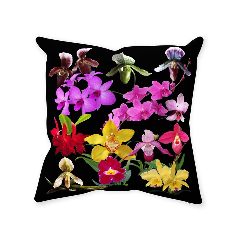 Pode incluir: Uma almofada quadrada preta com um padr&atilde;o colorido de orqu&iacute;deas. As orqu&iacute;deas s&atilde;o em tons de rosa, roxo, vermelho, amarelo e branco. A almofada &eacute; uma &oacute;tima maneira de adicionar um toque de natureza &agrave; decora&ccedil;&atilde;o da sua casa.