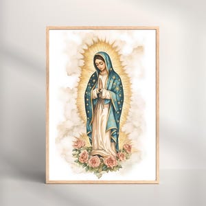Puede incluir: Una impresión en acuarela enmarcada de la Virgen María, representada con una túnica azul con estrellas doradas y un vestido blanco. Está rodeada por un halo dorado y suaves rosas rosas en la base. La obra de arte está sobre un fondo claro.