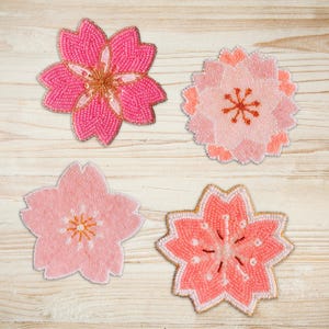 Posavasos con cuentas de flores, juego de posavasos con flores de sakura, cuentas de flor de cerezo japonesa, decoración de mesa primaveral, posavasos florales hechos a mano