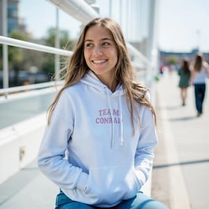Felpa Hoodie “Team Conrad” – The Summer I Turned Pretty | Classic Unisex Pullover Gildan 18500