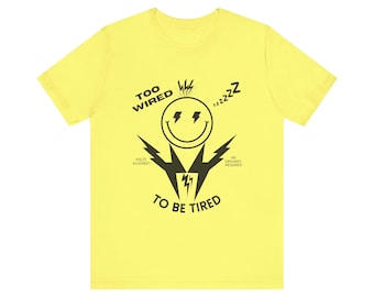 Camiseta gráfica moderna y de moda "Demasiado conectado para estar cansado"