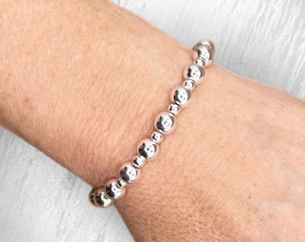 Pulseira elástica com contas prateadas, joia minimalista para o dia a dia, pulseira delicada e versátil.