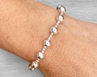 Pulseira de contas prateadas, joia minimalista para presente feminino, pulseira elástica para usar em camadas, pulseira para o dia a dia, joia feita à mão