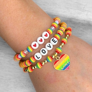 Pulsera elástica personalizada con cuentas arcoíris, joyería con nombre personalizado, conjunto de dijes de corazón "El amor vence", conjunto de pulseras del orgullo, regalo de joyería LGBTQ+