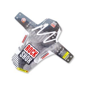 Peut inclure: Un garde-boue de vélo blanc et noir avec le texte "ROCK SHOX" dans un rectangle rouge et blanc. Le garde-boue présente un motif géométrique et le texte "POWERED BY SRAM".