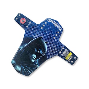Peut inclure: Un garde-boue de vélo bleu avec un motif Batman. Le garde-boue présente un motif à pois et les mots "Custom Guard" imprimés. L'image de Batman est dans les tons de bleu et de noir.