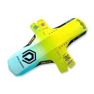 Peut inclure: Un garde-boue de vélo présentant un dégradé vibrant du jaune au bleu clair avec un motif tacheté. Le garde-boue affiche le logo Polygon en noir, ainsi que le texte Enduro Short V2 et Customd. Il comprend plusieurs trous de montage prédécoupés.