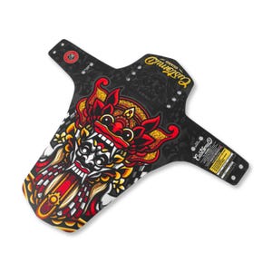 Könnte beinhalten: Schwarzer Mountainbike-Kotflügel mit einer lebendigen balinesischen Dämonenillustration in Rot, Gelb und Weiß. Der Kotflügel trägt den gelben Schriftzug "Custom Guard" und hat Befestigungslöcher.