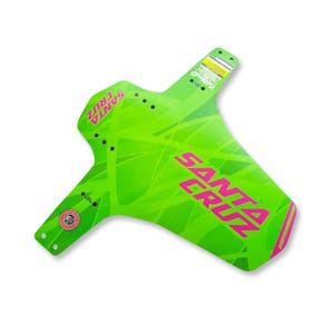 Peut inclure: Un garde-boue de vélo vert fluo avec un motif géométrique et l'inscription "SANTA CRUZ" en rose vif. Le garde-boue a une forme arrondie avec plusieurs trous de fixation et un petit logo.