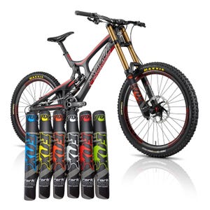 Puede incluir: Una bicicleta de montaña negra y roja con horquillas de suspensión doradas y neumáticos negros. La bicicleta tiene la marca "Santa Cruz" en rojo. Seis protectores de horquilla negros con el logotipo "FOX" en varios colores están frente a la bicicleta.