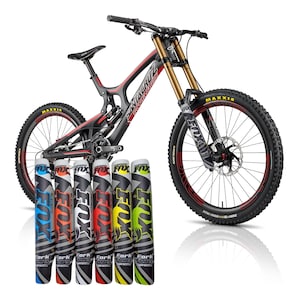 Könnte beinhalten: Ein schwarzes und rotes Mountainbike mit goldenen Federgabeln und schwarzen Reifen. Das Fahrrad hat den Markennamen "Santa Cruz" in roter Schrift. Sechs farbige Gabelprotektoren mit dem "FOX"-Logo werden vor dem Fahrrad angezeigt.