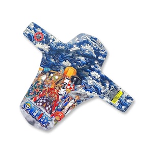 Puede incluir: Un guardabarros de bicicleta azul y blanco con una colorida ilustración de estilo anime. El diseño incluye personajes, olas y el texto "ONE PIECE". El guardabarros tiene una forma única y el texto "Custom" es visible.