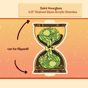Op de afbeelding: Een 11,4 cm grote acryl standee in de vorm van een zandloper. De zandloper heeft groene en gele glas-in-lood ontwerpen. De tekst "Saint Hourglass" staat bovenaan. De tekst "can be flipped!!" staat naast de zandloper.