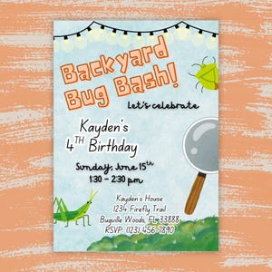 Könnte beinhalten: Hellblaue Einladung für eine "Backyard Bug Bash!" Geburtstagsfeier. Die Einladung enthält den Text "Kayden's 4th Birthday" und Veranstaltungsdetails. Illustrationen einer Heuschrecke, einer Lupe und Lichterketten.
