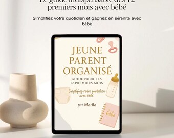 Puede incluir: Una tableta digital muestra la portada de una guía titulada "JEUNE PARENT ORGANISÉ" con ilustraciones de artículos para bebés. El texto superior dice "Le guide indispensable des 12 premiers mois avec bébé". Un jarrón beige está a la izquierda.
