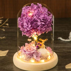 Lila konservierte Blumenkuppel mit LED-Lichtern - Hortensien und Rosen mit Hirschfigur - Nachtlicht + individuelle Grußkarte