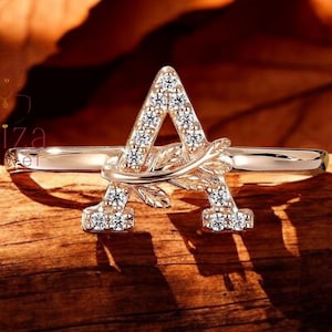 Anillo con inicial personalizado, anillo con letra personalizada y piedras de moissanita, anillo con monograma de hoja de vid, regalo para ella, joyería chapada en oro personalizada.