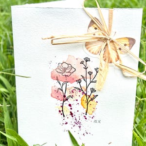 Carte de voeux florale faite main avec enveloppe | Éclaboussure d'aquarelle et détail de papillon | Unique et prêt à offrir | Blanc à l'intérieur