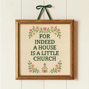 Può includere: Un'opera d'arte a punto croce incorniciata con la scritta "FOR INDEED A HOUSE IS A LITTLE CHURCH" in verde. L'opera è circondata da una ghirlanda floreale rosa e gialla, ed è incorniciata in una cornice dorata. Un nastro verde viene utilizzato per appendere.